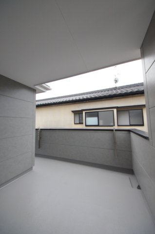 住吉二丁目のバルコニー|屋根のあるバルコニー
急な雨でも安心です