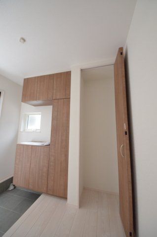 住吉二丁目の収納|廊下にも収納スペースがあります