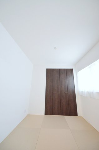 北大河町の洋室|リビングに隣接した和室スペース