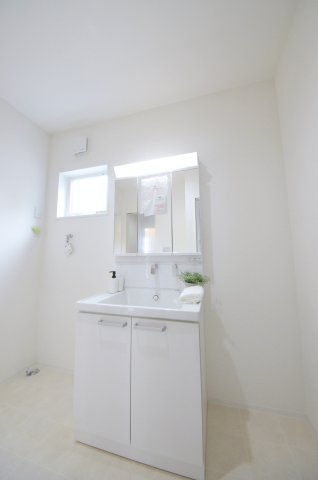 井口一丁目の独立洗面台|清潔感あふれるシャワー付洗面台と洗面室。余裕のスペース。窓もあり明るく通気も良いです