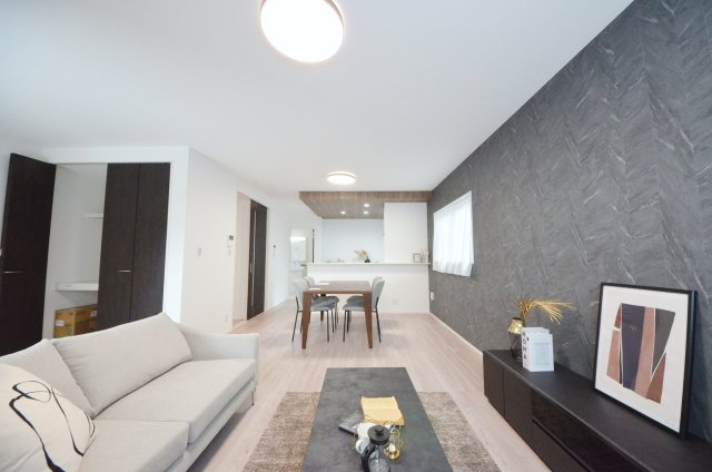 井口一丁目の居間・リビング|陽当たりが良く、窓の多いリビング空間。オープンタイプの対面式キッチンでリビングが隅まで見渡せます。キッチンにいながら小さなお子様にも目が届き安心です。