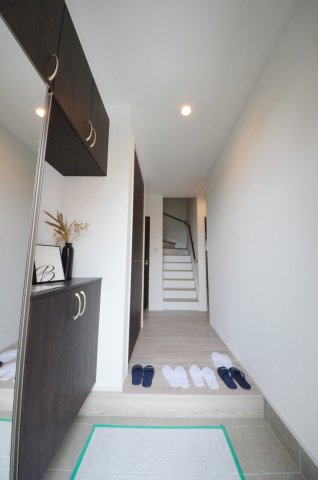 井口一丁目の玄関|玄関には大容量のシューズボックスあり。
玄関周りの収納スペースもしっかり確保されています。