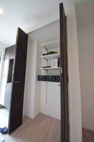 井口一丁目の収納|大容量の玄関収納。玄関周りの収納スペースもしっかり確保されています。