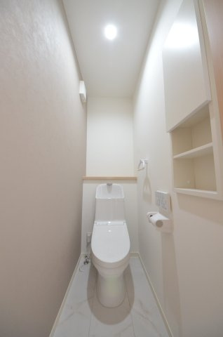 宇品御幸四丁目のトイレ|1階トイレ。勿論ウォシュレット付です。収納スペースもあります。