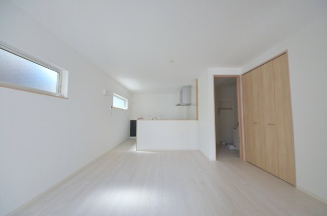 宇品御幸四丁目の居間・リビング|南向きで陽当たりが良く、窓の多いリビング空間。オープンタイプの対面式キッチンでリビングが隅まで見渡せます。キッチンにいながら小さなお子様にも目が届き安心です。