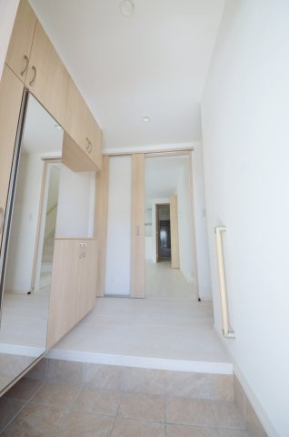 宇品御幸四丁目の玄関|玄関には大容量のシューズボックスとシューズクロークがあります