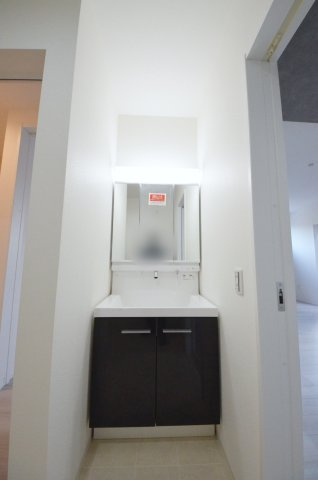 皆賀二丁目の独立洗面台|清潔感あふれるシャワー付洗面台と洗面室。余裕のスペース。窓もあり明るく通気も良いです