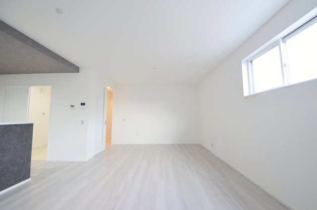 皆賀二丁目の居間・リビング|陽当たりが良く、窓の多いリビング空間。オープンタイプの対面式キッチンでリビングが隅まで見渡せます。キッチンにいながら小さなお子様にも目が届き安心です。