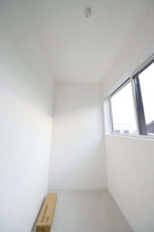 皆賀二丁目のバルコニー|虫や花粉から洗濯物を守るサンルーム