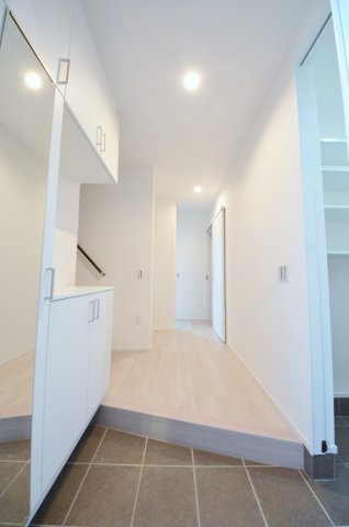 皆賀二丁目の玄関|玄関には大容量のシューズボックスあり。
玄関周りの収納スペースもしっかり確保されています。