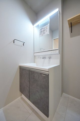 南観音一丁目の独立洗面台|清潔感あふれるシャワー付洗面台と洗面室。余裕のスペース。窓もあり明るく通気も良いです