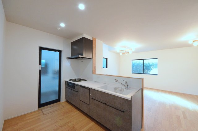 南観音一丁目のキッチン|広く明るいリビング空間。オープンタイプの対面式キッチンでリビングが隅まで見渡せます。キッチンにいながら小さなお子様にも目が届き安心です。