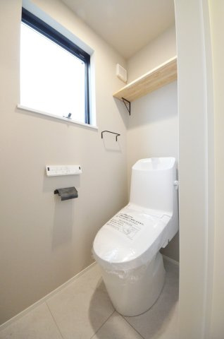 南観音一丁目のトイレ|2階トイレ。勿論ウォシュレット付です。収納スペースもあります。