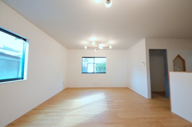 南観音一丁目の居間・リビング|広く明るいリビング空間。オープンタイプの対面式キッチンでリビングが隅まで見渡せます。キッチンにいながら小さなお子様にも目が届き安心です。