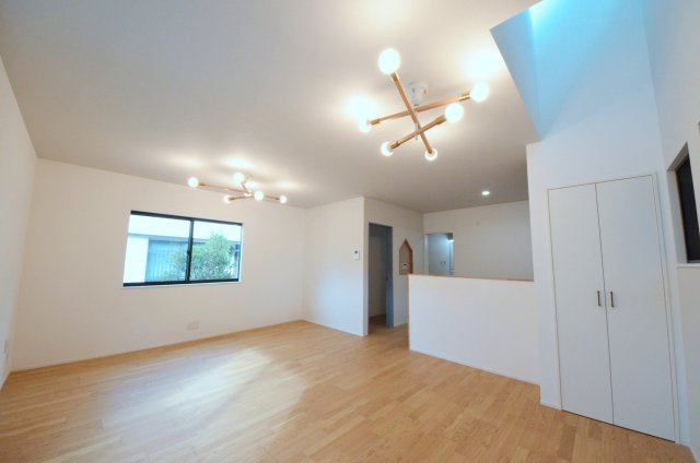 南観音一丁目の居間・リビング|広く明るいリビング空間。オープンタイプの対面式キッチンでリビングが隅まで見渡せます。キッチンにいながら小さなお子様にも目が届き安心です。