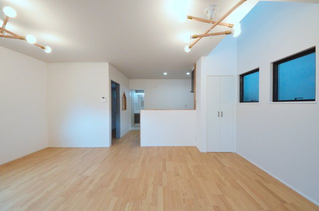 南観音一丁目の居間・リビング|広く明るいリビング空間。オープンタイプの対面式キッチンでリビングが隅まで見渡せます。キッチンにいながら小さなお子様にも目が届き安心です。