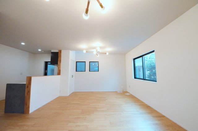 南観音一丁目の居間・リビング|広く明るいリビング空間。オープンタイプの対面式キッチンでリビングが隅まで見渡せます。キッチンにいながら小さなお子様にも目が届き安心です。