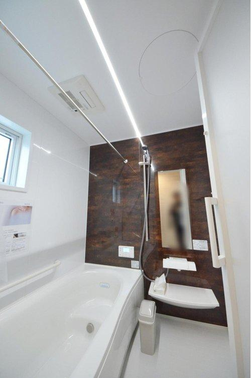 中野2丁目の浴室|人気の換気乾燥暖房機付き。１坪タイプの大きなバスルームなので足を伸ばしてゆっくり湯船につかることができます