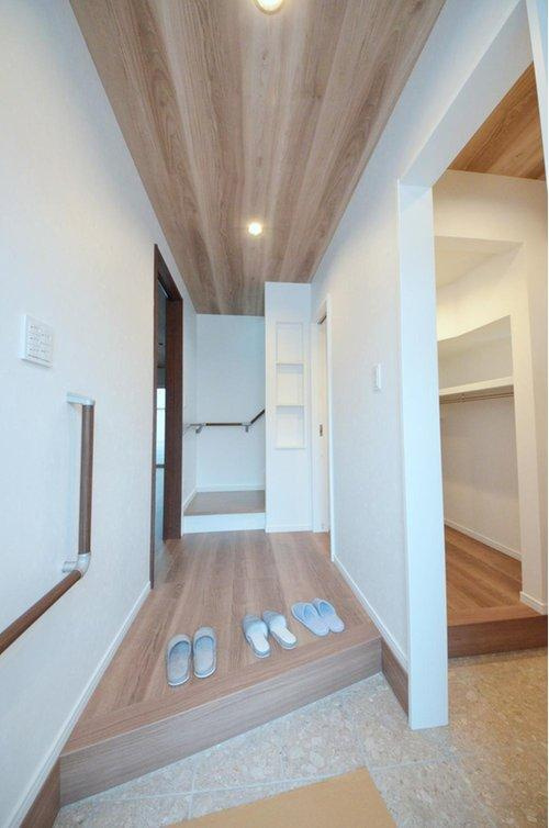 中野2丁目の玄関|玄関には大容量のシューズクロークがあります。