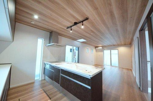 中野2丁目のキッチン|窓の多いリビング空間。オープンタイプの対面式キッチンでリビングが隅まで見渡せます。キッチンにいながら小さなお子様にも目が届き安心です。