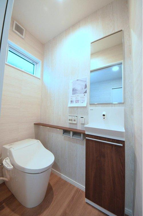 中野2丁目のトイレ|窓のある明るいトイレ。勿論ウォシュレット付です。収納スペースもあります。