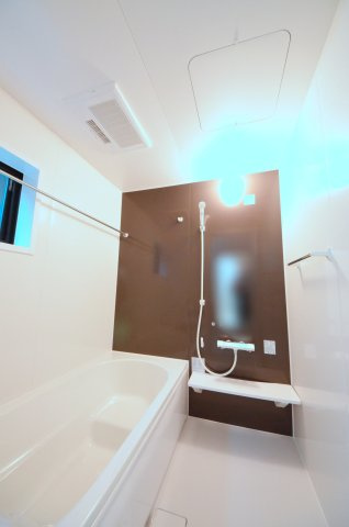 楽々園三丁目の浴室|人気の換気乾燥暖房機付き。１坪タイプの大きなバスルームなので足を伸ばしてゆっくり湯船につかることができます