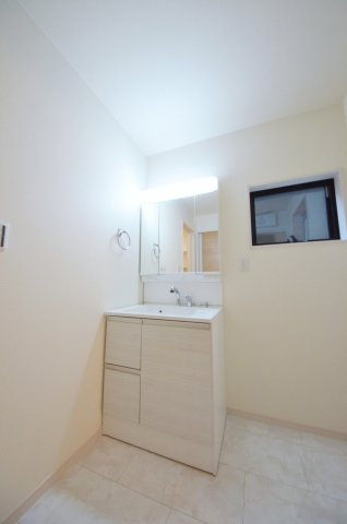 楽々園三丁目の独立洗面台|清潔感あふれるシャワー付洗面台と洗面室。余裕のスペース。窓もあり明るく通気も良いです