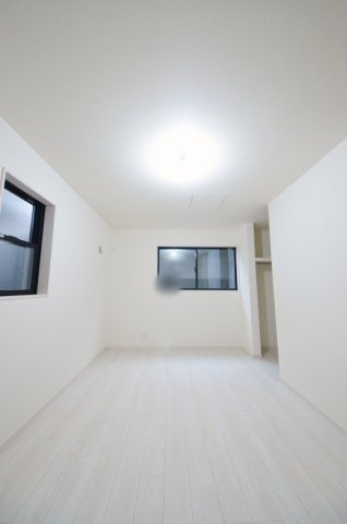 楽々園三丁目の洋室|全居室収納スペース有、お部屋が広く綺麗に使えます