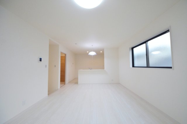 楽々園三丁目の居間・リビング|南向きの広く明るいリビング空間。オープンタイプの対面式キッチンでリビングが隅まで見渡せます。キッチンにいながら小さなお子様にも目が届き安心です。