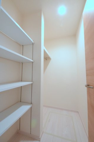 楽々園三丁目の収納|洗面所隣に大容量のウォークインクローゼット有