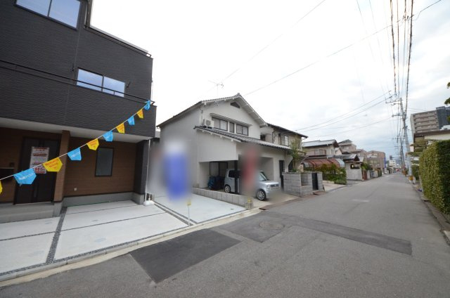 楽々園三丁目の前面道路含む現地写真|前面道路は交通量が少なく駐車楽々です