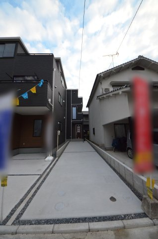 楽々園三丁目の駐車場|前面道路は交通量が少なく駐車楽々
駐車は2台可能です