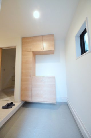 楽々園三丁目の玄関|玄関には大容量の収納スペース有
玄関周りの収納も充実しています