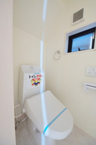 楽々園三丁目のトイレ|窓のある明るいトイレ
勿論ウォシュレット付きです