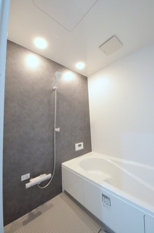 五日市町大字昭和台の浴室|１坪タイプの大きなバスルーム。足を伸ばしてゆっくり湯船につかることができます