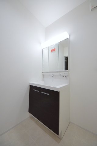 五日市町大字昭和台の独立洗面台|清潔感あふれるシャワー付洗面台と洗面室。余裕のスペース。窓もあり明るく通気も良いです