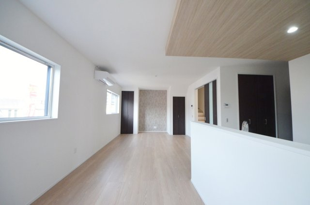 五日市町大字昭和台の居間・リビング|陽当たりが良く、窓の多いリビング空間。オープンタイプの対面式キッチンでリビングが隅まで見渡せます。キッチンにいながら小さなお子様にも目が届き安心です。