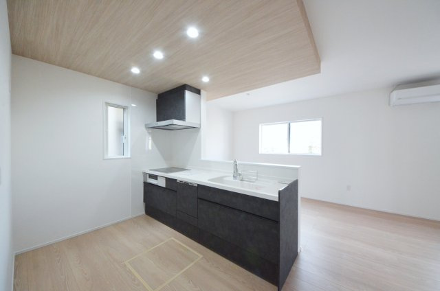 五日市町大字昭和台のキッチン|陽当たりが良く、窓の多いリビング空間。オープンタイプの対面式キッチンでリビングが隅まで見渡せます。キッチンにいながら小さなお子様にも目が届き安心です。