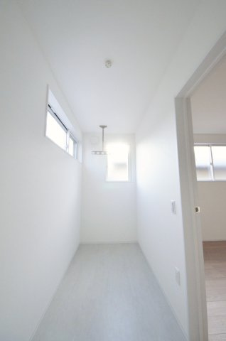 五日市町大字昭和台のバルコニー|虫や花粉から洗濯物を守るサンルーム