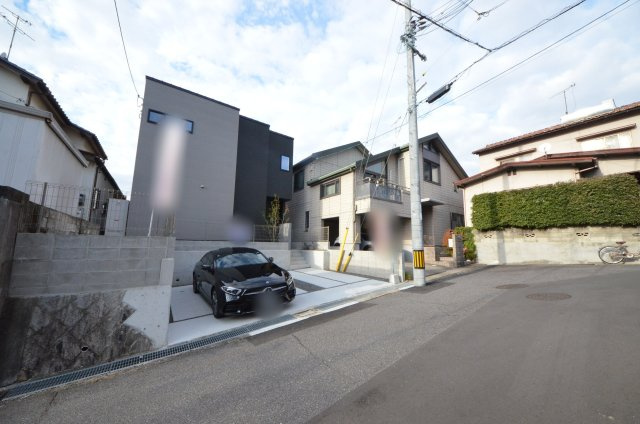 五日市町大字昭和台の前面道路含む現地写真|前面道路は交通量が少なく駐車楽々