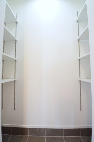 五日市町大字昭和台の収納|大容量の玄関収納。玄関周りの収納スペースもしっかり確保されています。