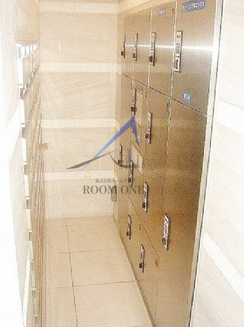 ラグジュアリーアパートメント本郷のその他共用部分|宅配ボックスです。