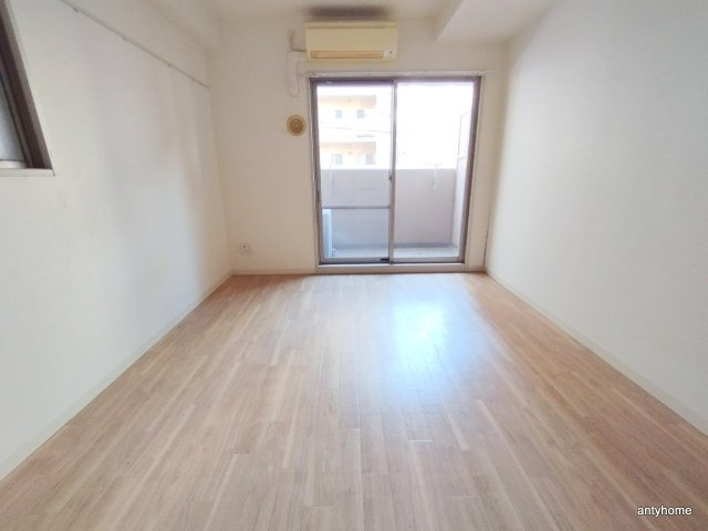 パセオ十三東　仲介手数料無料の居間・リビング