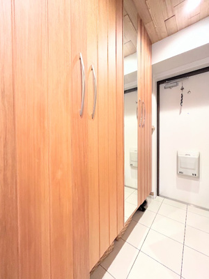 【玄関】 | アドヴァンスTQ第二十日市場 | ◆光の渦が溢れた明るい玄関ホール。「おかえり」と「ただいま」が交差するお家の顔とも言える場所は爽やかで心地良い空間となっています。すっきり片付いた玄関で来客時にも自信が持てそう。