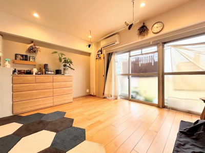 【居間・リビング】 | アドヴァンスTQ第二十日市場 | ◆家族で食卓を囲むダイニングスペースと、ソファでゆったりくつろぐリビングスペースがしっかり区切られているので家具の配置や用途を使いわけしやすいです。