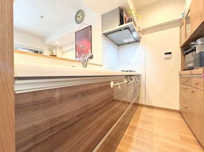 【キッチン】 | アドヴァンスTQ第二十日市場 | ◆デザイン性と機能性を兼ね備えたキッチンです。リビングスペースとの一体感が生まれ、広々空間を演出してくれます。