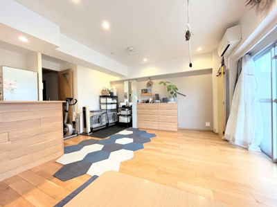 【居間・リビング】 | アドヴァンスTQ第二十日市場 | ◆柔らかな色合いのフローリングと清潔感のあふれる白のクロスが明るい空間を創り出しているリビングダイニング。家族の集まる憩いの場にふさわしいです。