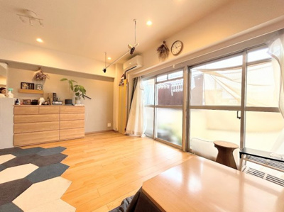 【居間・リビング】 | アドヴァンスTQ第二十日市場 | ◆広々としたリビング・ダイニングは、シックでモダンな内装。落ち着いた雰囲気に包まれて、伸びやかな空間のなかで、ゆったりと家族団らんのひとときを過ごせます。