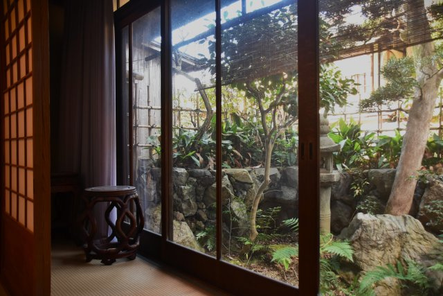 石塀小路 格式を継承する京町家の庭|縁側でお庭を眺め癒されましょう