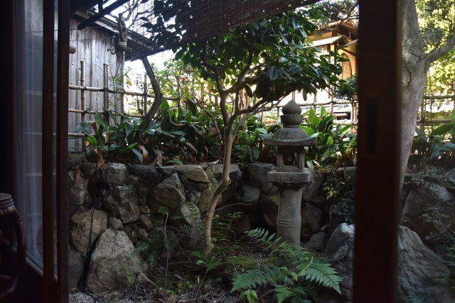 石塀小路 格式を継承する京町家の庭